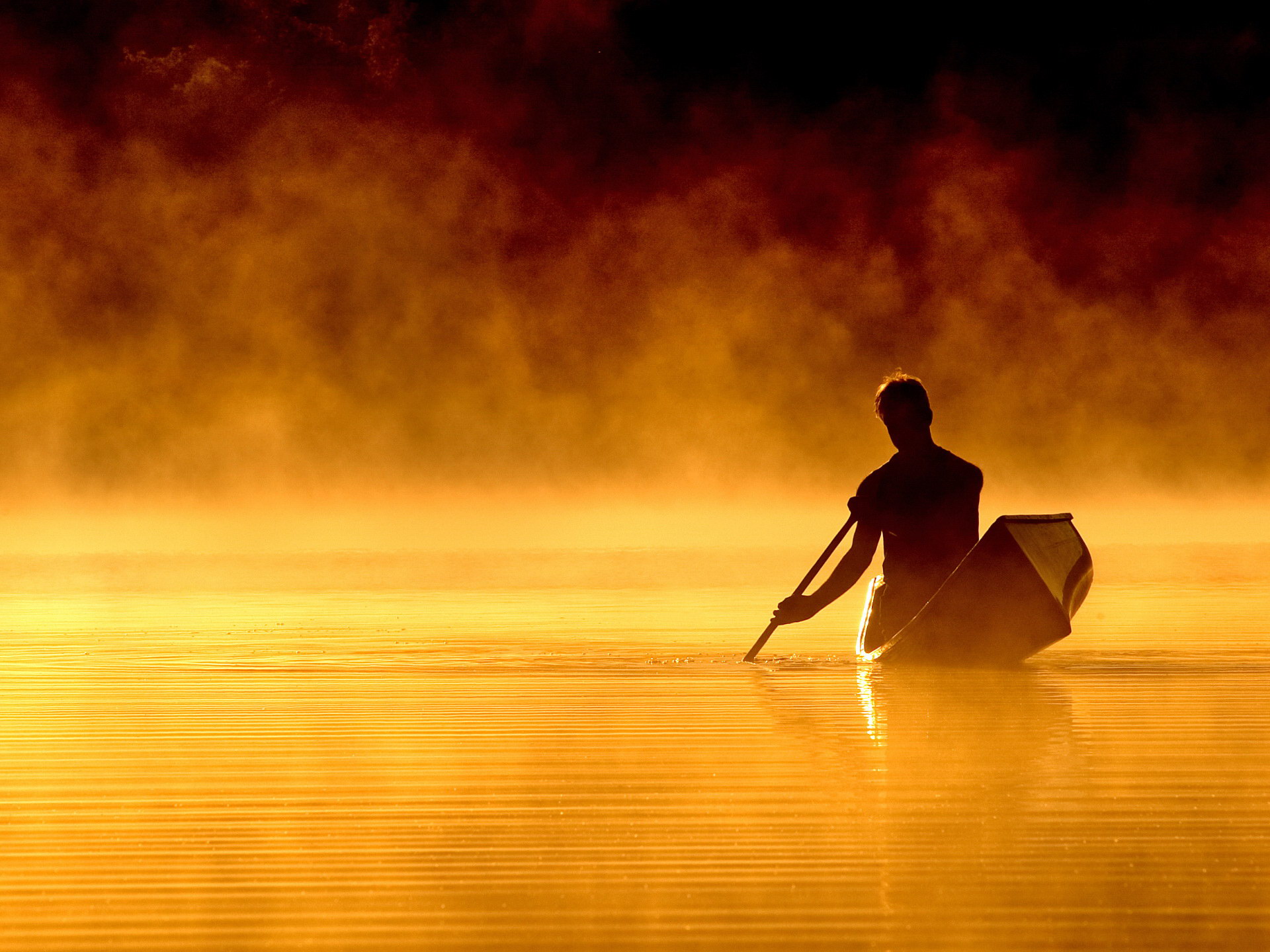 Мужчина в лодке туман скачать